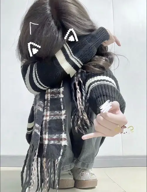 30 Gái đẹp ngồi co người trong bộ đồ caro dùng tay áo che mặt làm khung hình vừa đáng yêu vừa bí ẩn