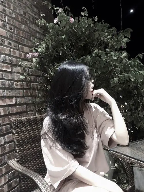 9 Gái đẹp tựa ghế cạnh tường gạch quay mặt đi che nửa gương mặt bằng tóc tạo vẻ dịu dàng bí ẩn