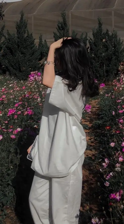 10 Nàng thơ cute trong ảnh gái xinh che mặt mặc đồ trắng quay lưng giữa bụi hoa hồng rất mềm ánh