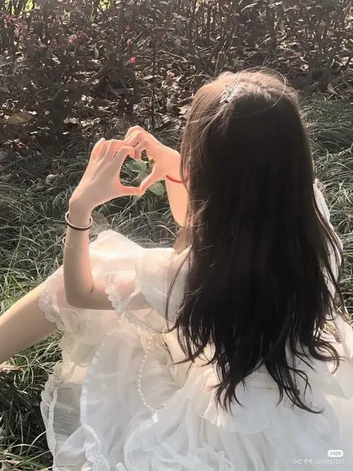 11 Thiếu nữ dễ thương tạo hình trái tim bằng tay khi quay lưng giúp bức ảnh giữ được nét nữ tính kín đáo