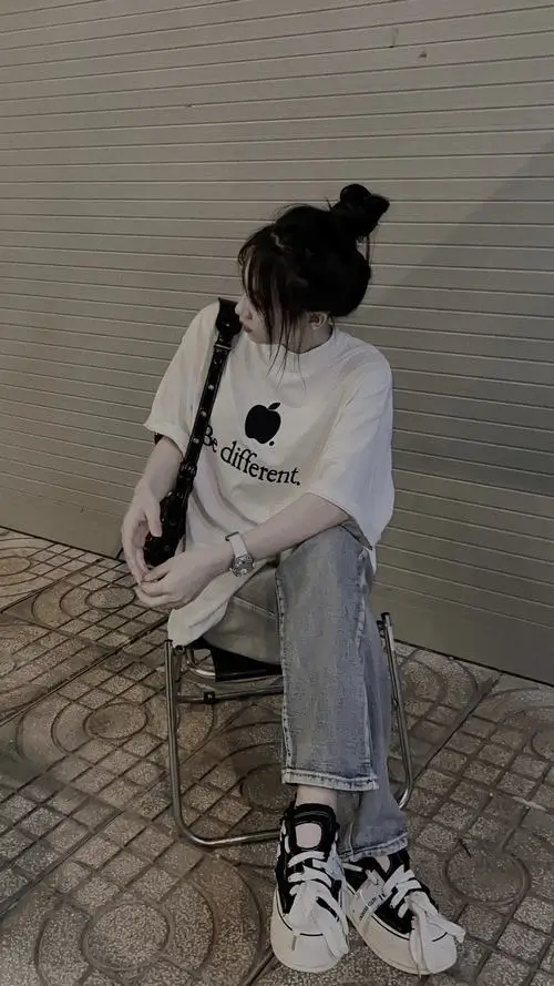 12 Cô gái búi tóc mặc áo trắng quay mặt vào tường trong ảnh con gái giấu mặt nhìn đơn giản mà vẫn thu hút