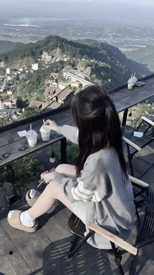 13 Hot girl sexy ngồi ở điểm ngắm cảnh quay lưng che mặt bằng tóc dài khiến khung hình thêm chiều sâu