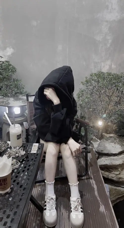 15 Gái xinh trong ảnh nữ che mặt mặc hoodie đen cúi đầu giấu gương mặt làm tổng thể trông bí ẩn hơn