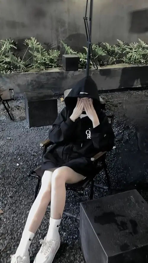 17 Nàng thơ cute diện đồ đen ngồi dưới ánh đèn đêm che mặt bằng điện thoại tạo chất riêng rất rõ