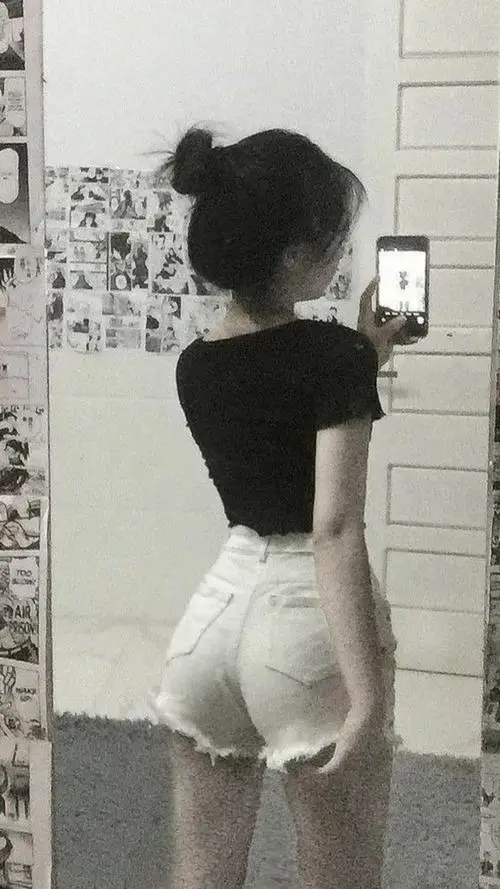 19 Cô gái trong ảnh chân dung che mặt mặc áo đen quay lưng trước gương tạo cảm giác cá tính và gọn mắt