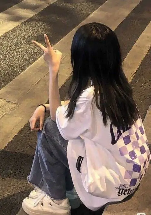 20 Hot girl sexy ngồi bên đường giơ tay chữ V quay mặt đi giúp bức ảnh giữ nét trẻ trung và tự nhiên