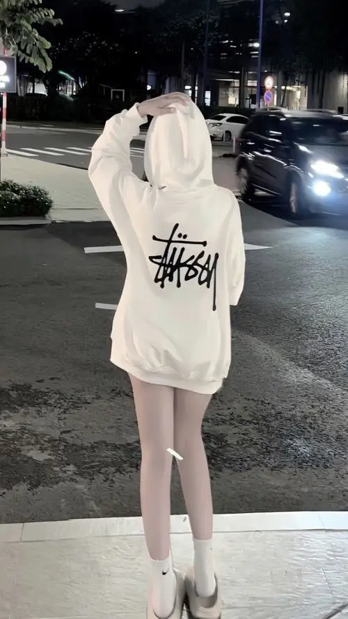 21 Mỹ nhân mặc hoodie trắng đi giữa phố đêm quay lưng che mặt khiến dáng người trông mảnh mai hơn