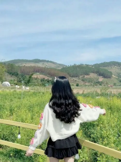 22 Gái xinh dang tay giữa đồng cỏ trong ảnh chụp nữ bí ẩn với mái tóc dài tạo cảm giác tự do dịu mắt