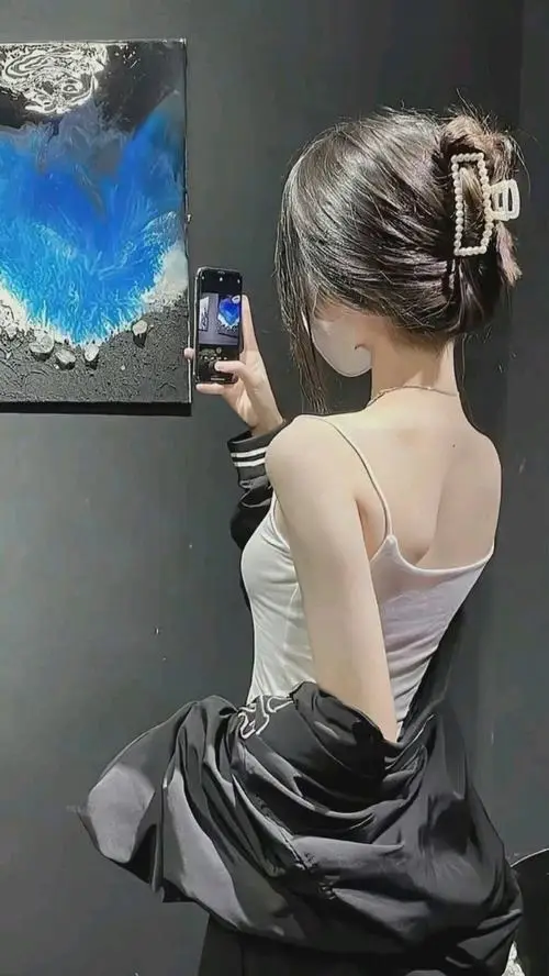 23 Gái đẹp búi tóc kẹp gọn ngồi nghiêng trong phòng che mặt bằng điện thoại làm bức hình trông rất có gu