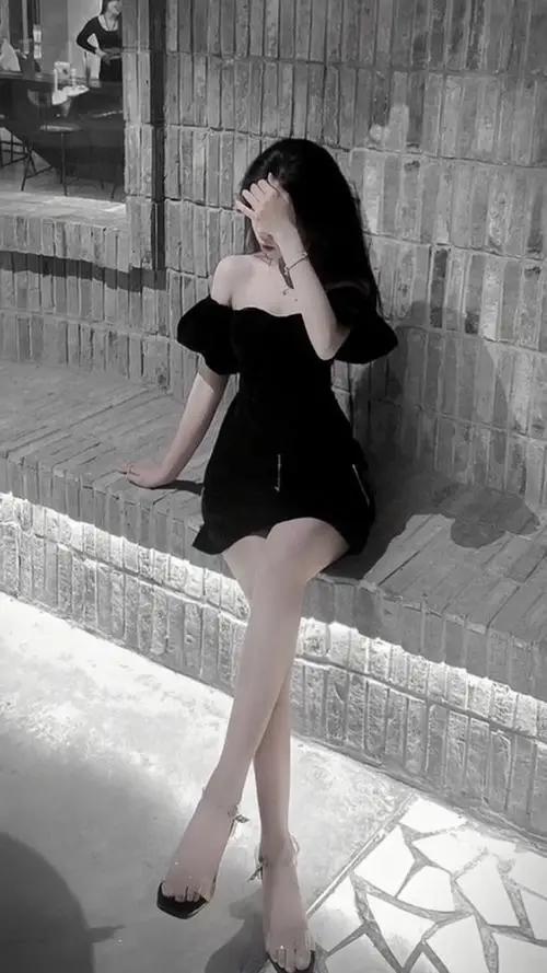 25 Thiếu nữ dễ thương diện váy đen đứng nghiêng sát tường che mặt bằng tóc khiến tổng thể rất tinh tế