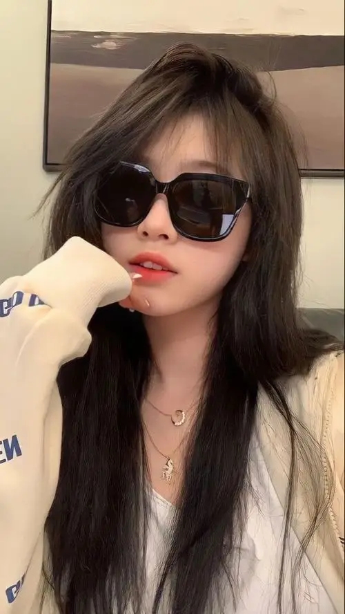 27 Hot girl sexy đeo kính đen trong ảnh gái xinh che mặt nghiêng đầu nhẹ làm gương mặt thêm lạnh và sang