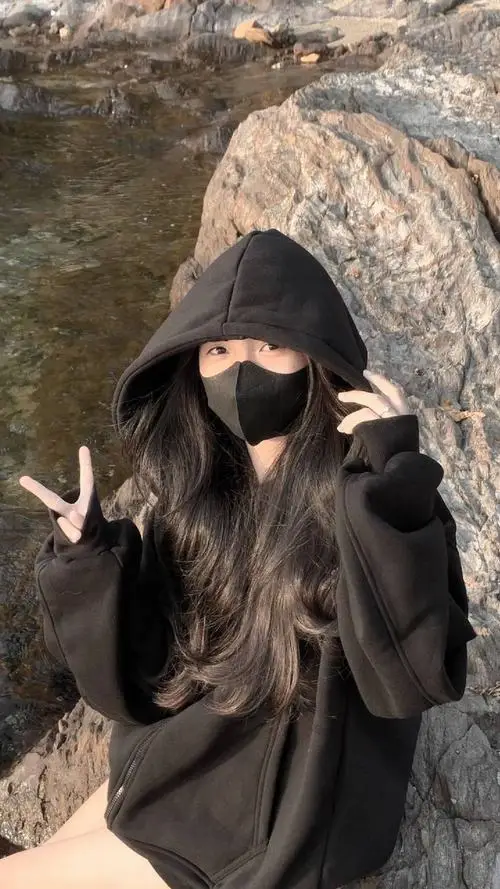 3 Nàng thơ cute trong ảnh nữ che mặt mặc hoodie đen đeo khẩu trang tạo cảm giác bí ẩn và khá tinh tế