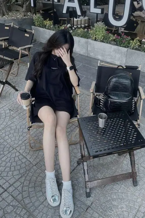 4 Thiếu nữ dễ thương ngồi ghế ngoài trời cúi nhẹ che mặt bằng tóc và mũ làm tổng thể trông hài hòa hơn