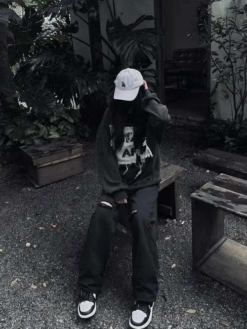 5 Cô gái diện đồ đen đội mũ trắng che mặt giữa đêm nổi bật thần thái lạnh và phong cách rất kín đáo