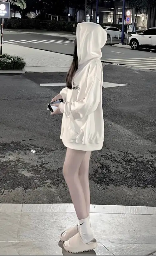 6 Hot girl sexy trong ảnh chụp nữ bí ẩn khoác hoodie trắng quay người che mặt giúp vóc dáng thêm nổi bật