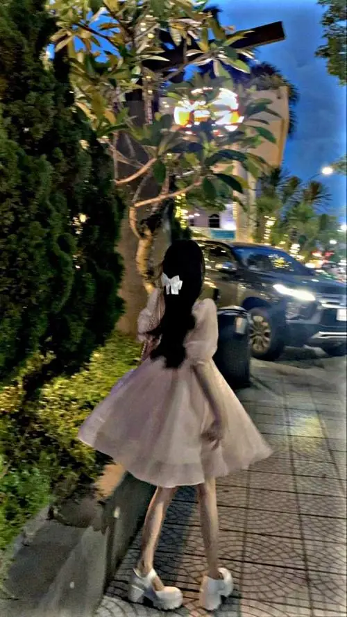 7 Mỹ nhân mặc váy be quay lưng dưới hàng cây sáng đèn tạo cảm giác thơ mộng và rất sang ảnh