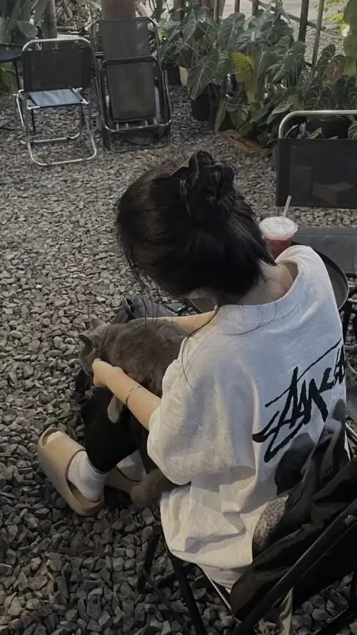 8 Gái xinh ngồi đất đưa tay chạm tóc che mặt nhẹ làm outfit nữ có gu trở nên cuốn hút hơn