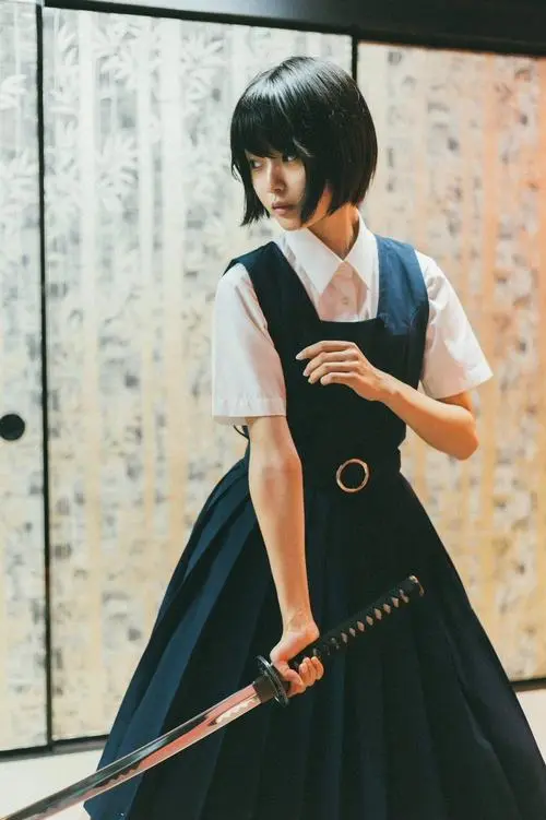 40 Đồng phục đen trắng cùng mái tóc đen ngắn và kiếm gỗ tạo nên vẻ nghiêm nghị rất hợp tinh thần nhập vai