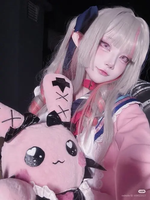 52 Marin Kitagawa truyền cảm giác tươi vui với nụ cười rộng và bộ ảnh hóa thân đầy sức sống giữa nền sáng