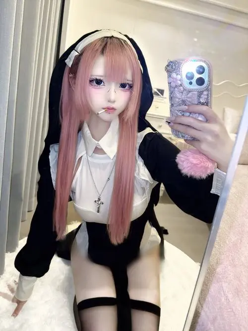 54 Vẻ lạnh của 2B hợp với tóc bạch kim ngắn cùng trang phục chuẩn nhân vật làm ảnh thêm sắc gọn