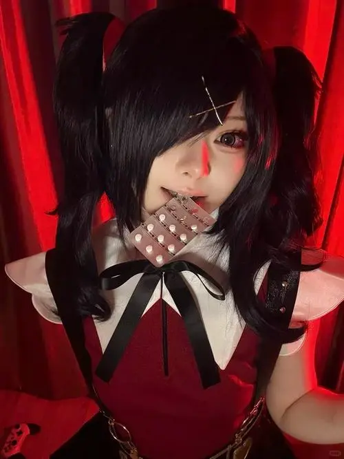 34 Bộ váy đen đỏ cùng tóc buộc đôi tạo hình gothic cuốn mắt nhờ khuôn mặt sắc và cảm giác bí ẩn