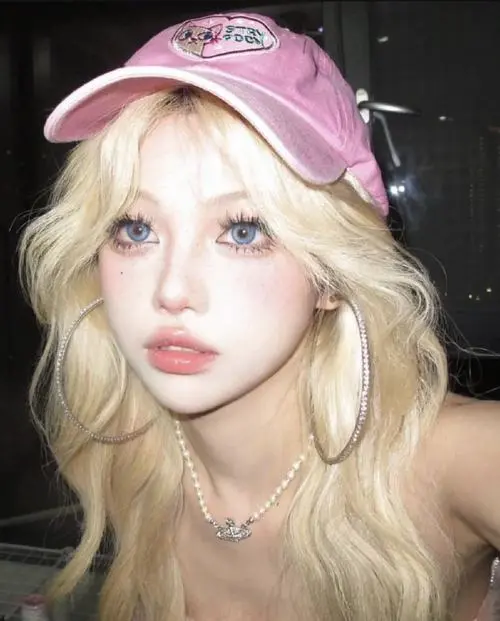 37 Chiếc mũ hồng và mái tóc vàng sóng nhẹ khiến bức hình mang vẻ trẻ trung ngọt mắt kiểu hot girl hóa thân