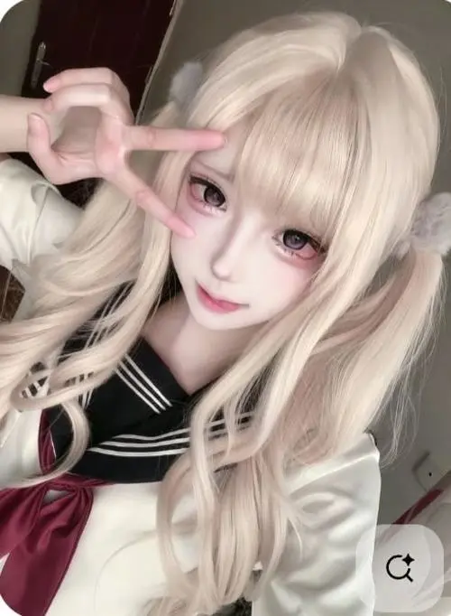 38 Tóc vàng sáng cùng đồng phục tối màu làm bật khuôn mặt búp bê và cảm giác gần gũi của ảnh mỹ nhân cosplay