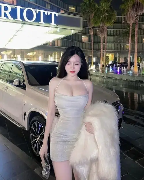 30 Trong studio chụp ảnh gái xinh nghiêng vai nhẹ bên phông nền sáng tạo cảm giác mềm và rất hợp ảnh đại diện