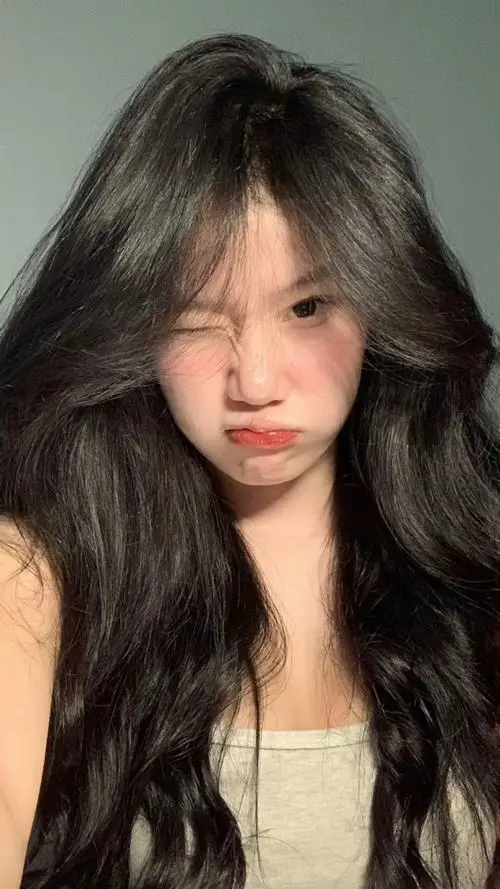 11 Cận mặt dưới nền trơn gái xinh làm bật mái tóc dày bồng bềnh cùng ánh mắt cuốn hút hơi pha nét hờn dỗi