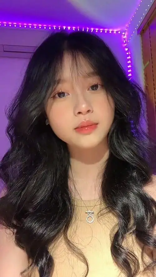 5 Dưới ánh đèn tím gái đẹp với tóc xoăn nhẹ và bờ môi mềm mang vẻ mơ màng rất hợp ảnh chân dung nữ đẹp