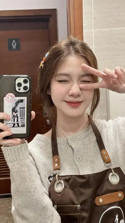 16 Trong quán nhỏ mỹ nhân mặc tạp dề cười tươi giơ tay chào để lộ nét ăn ảnh và cảm giác gần gũi