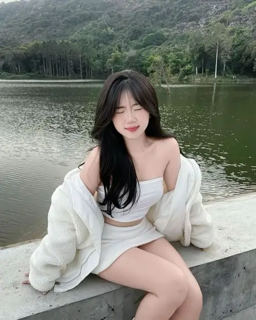 19 Trong góc gương nhỏ gái đẹp mặc áo ôm sáng màu hiện lên nổi bật nhờ thần thái cuốn và vóc dáng hài hòa