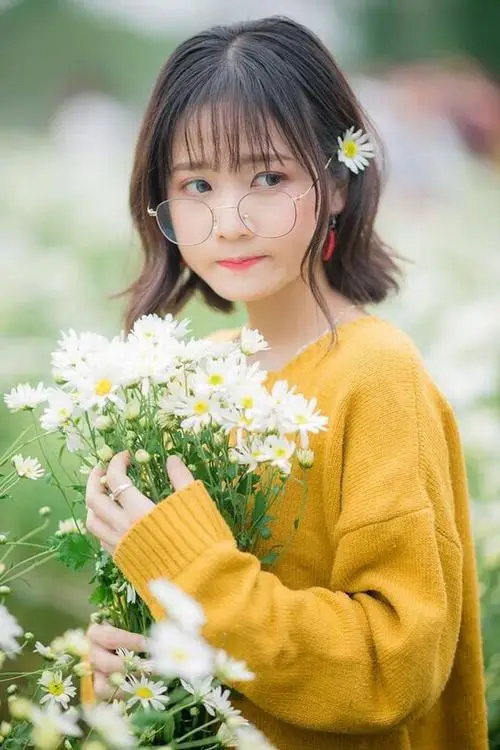 23 Ôm bó hoa nhỏ trong áo len vàng hot girl hiện lên ấm áp với nụ cười dịu dàng và sắc thái tự nhiên