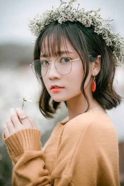 25 Đeo kính và vòng hoa nhỏ bóng hồng mặc áo nâu tạo cảm giác thanh lịch với khí chất riêng đầy nữ tính