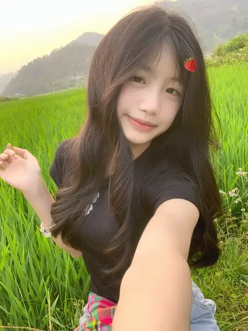 27 Giữa cánh đồng xanh gái đẹp selfie nhẹ nhàng với mái tóc dài óng và gương mặt sáng đầy sức sống