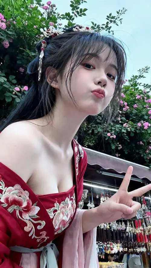 2 Bên lan can phố nhỏ gái đẹp chu môi tạo dáng tinh nghịch áo đỏ nổi bật làm khung hình thêm dịu mắt