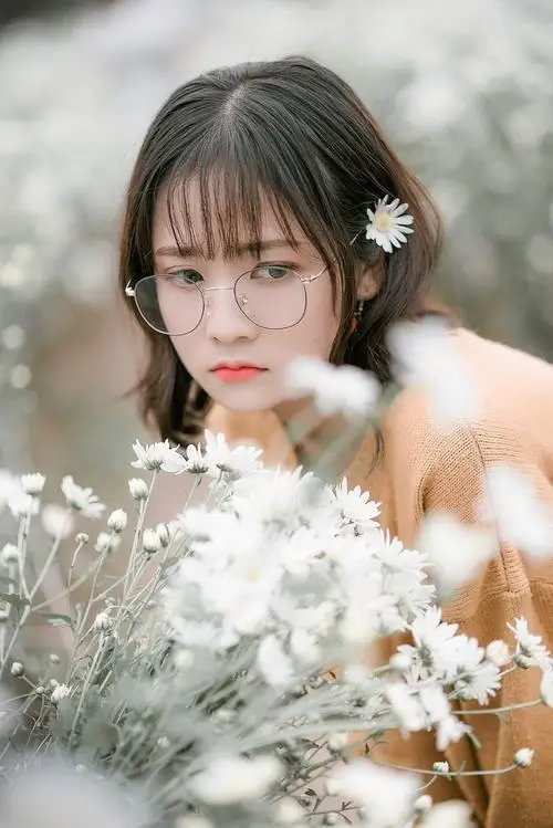 29 Sau lớp hoa trắng thiếu nữ dễ thương đeo kính nhìn nghiêng làm bật ánh mắt có hồn và nét mềm thanh khiết