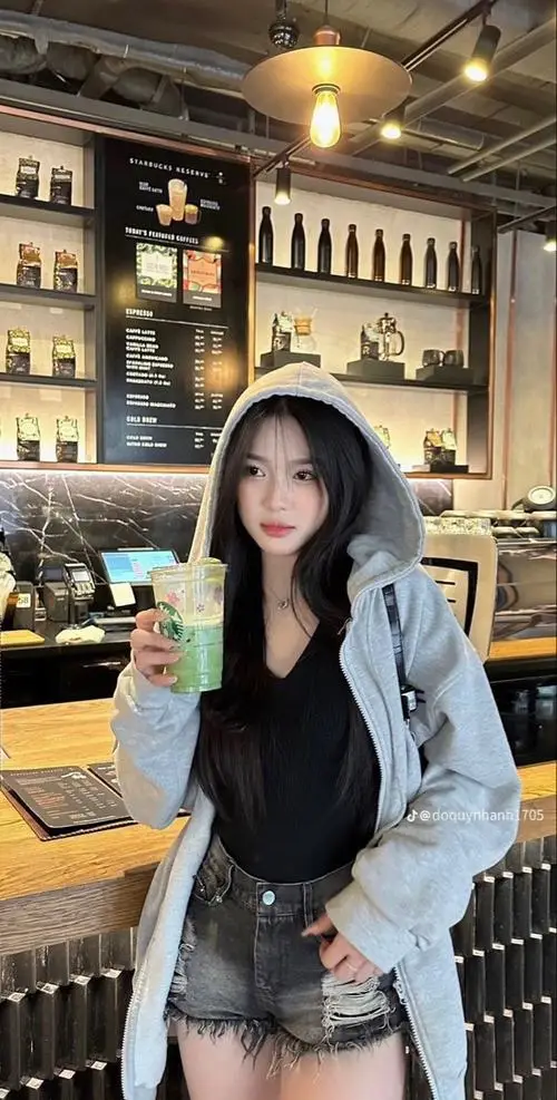 4 Trong quán cà phê ấm màu thiếu nữ dễ thương lên hình cuốn mắt với ánh mắt có hồn và dáng đứng mềm