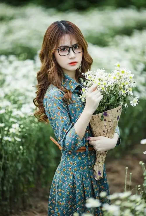 8 Ôm bó hoa trắng giữa vườn cỏ mỹ nhân mặc váy hoa xanh toát lên vẻ trong veo cùng nụ cười dịu dàng