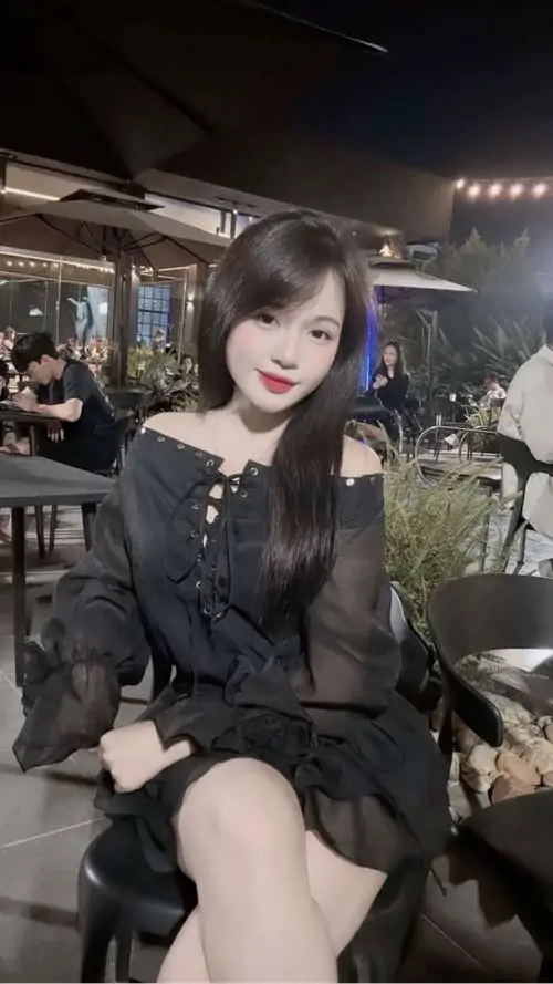 45 Bức hình gái xinh trong váy đen ren ngồi giữa không gian tối có hoa, ánh nhìn nghiêng và dáng khép tay khiến ảnh chân dung gái xinh mặc váy mang cảm giác bí ẩn, sang và sexy hơn hẳn