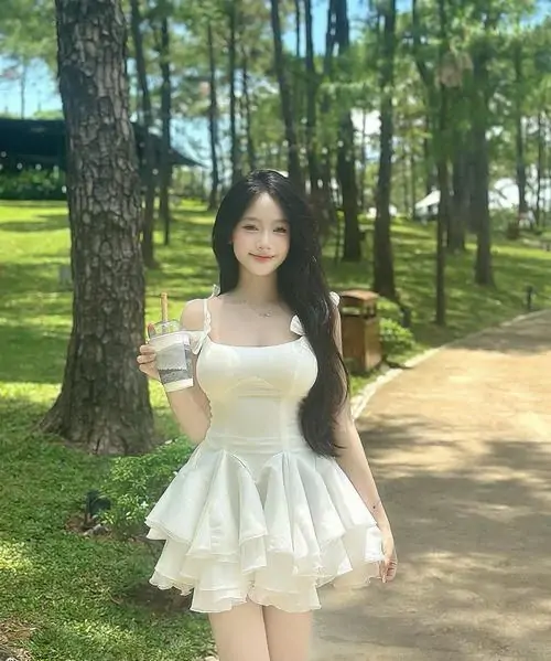 47 Khung ảnh cô gái với váy trắng ngắn giữa rừng thông, dáng đứng thẳng và phần chân váy xòe nhẹ tạo vẻ mộng mơ, ảnh thiếu nữ diện váy này vừa trong trẻo vừa sexy theo cách rất nhẹ nhàng