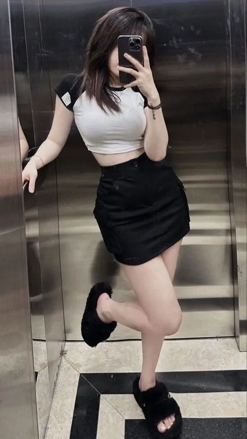 37 Nét cuốn hút này nằm ở set váy đen ôm sát trên cầu thang, tư thế một chân bước lên cùng tay che mặt tạo cảm giác bí ẩn, ảnh gái đẹp diện váy vừa ngầu vừa quyến rũ mạnh