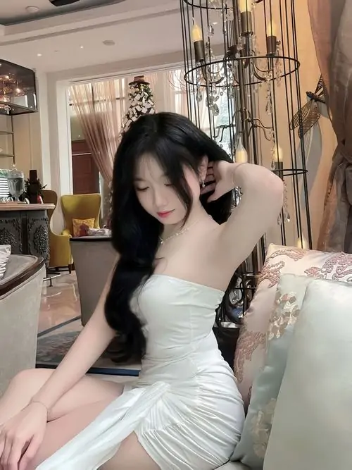 38 Ngồi trên giường trong chiếc váy trắng ôm body, cô nàng hơi nghiêng vai và chạm tóc nhẹ, ánh sáng phòng ngủ làm làn da nổi bật, tạo ra một bức hình sexy, đẹp và rất hợp gu trưởng thành