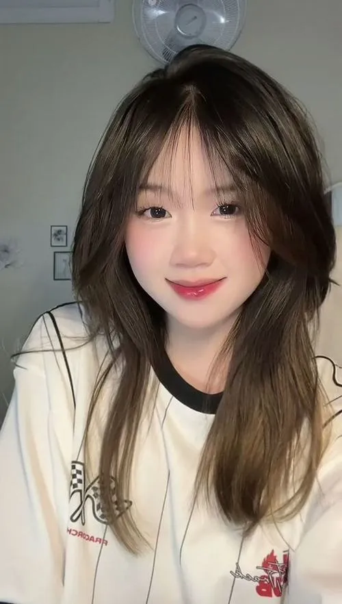 40 Thiếu nữ xứ Kim Chi bước trên lối đi ven biển với áo khoác denim rộng nền da như sương dưới nắng sớm dịu nhẹ