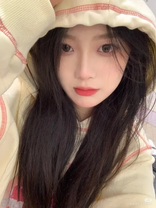 42 Mỹ nhân Hàn khẽ quay mặt bên ban công áo trắng đơn giản nhưng khí chất nữ thần vẫn hiện lên rất rõ trong ảnh