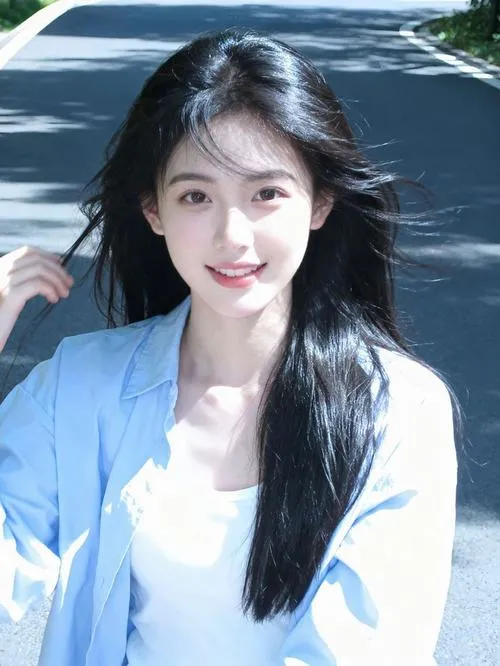 45 Nàng thơ cute Hàn Quốc ngồi bên bàn gỗ với áo dệt mỏng tóc mái thưa chuẩn Hàn mang vẻ tự nhiên rất dễ chịu