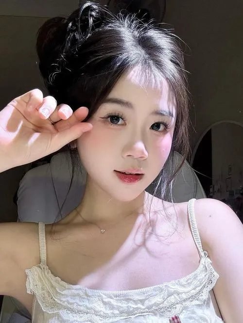 31 Mẫu ảnh Hàn Quốc bước qua hành lang với blazer sáng màu chân váy ngắn và gu thời trang dẫn đầu nhìn là thấy có chất riêng