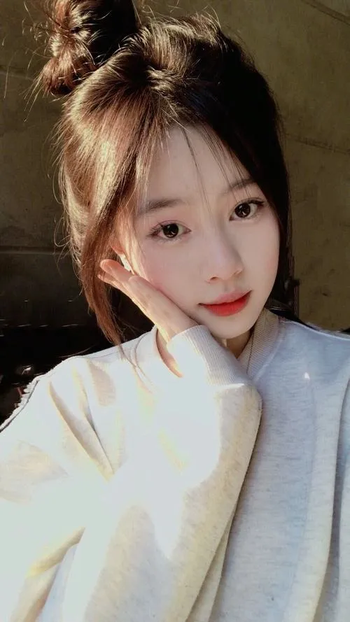 32 Visual Hàn Quốc ngồi cạnh khung cửa trong áo len mỏng tóc mái thưa chuẩn Hàn làm gương mặt thêm gọn và sáng