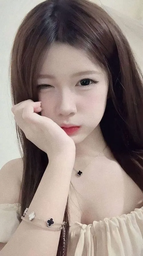 33 Idol nữ Hàn đứng giữa nắng chiều với sơ mi xanh nhạt tóc sóng nhẹ buông vai tạo khung hình vừa mềm vừa sang