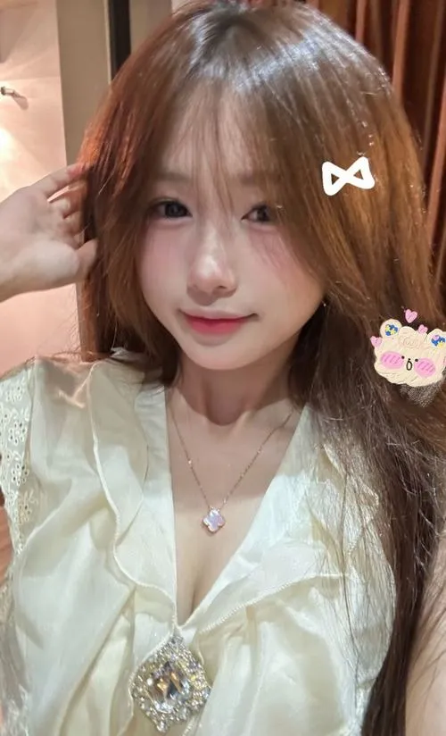 35 Mỹ nhân không tuổi mặc áo khoác be đi dạo ngoài phố với lông mày ngang gọn gàng và thần thái rất tinh tế